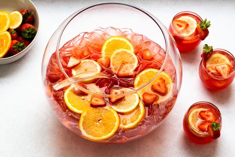 Fruity, sparkling, and super easy, serve a delightful strawberry Champagne punch at your next party. It's a no-fuss recipe that everyone will love. Strawberry Champagne Punch, Best Party Punch, Champagne Punch Recipes, Rosé Sangria, Wine Punch, Sparkling Grape Juice, Cranberry Punch, Alcoholic Punch Recipes, Champagne Punch