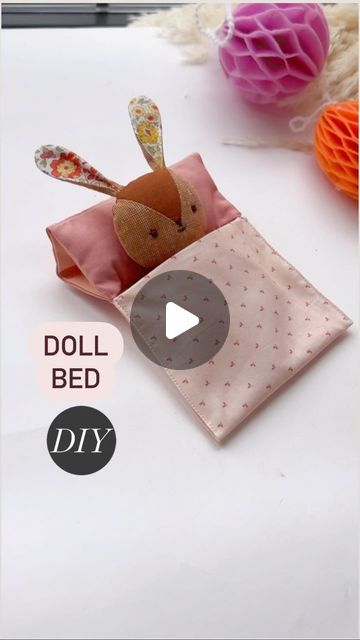 Dolls Bedding Pattern, Paper Doll Bed, Doll Bed Diy, Bed In, Doll Beds, Doll Bed, Doll Quilt, You Can, How To Make Bed