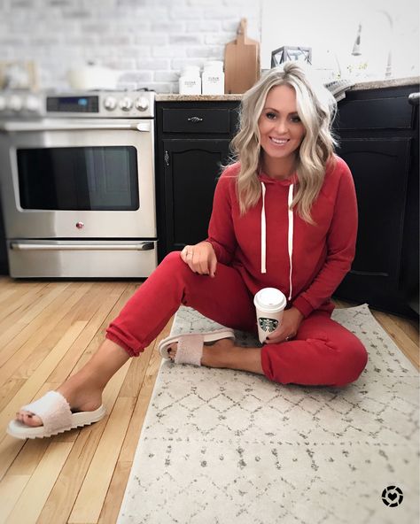 Winter Lounge Wear, Sweat Suits Outfits, Belle Hair, Cute Lounge Outfits, Sweat Suits Women, Lounge Outfits, Sweat Suits, Suit Casual, Weekend Outfits