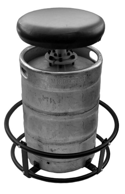 beer keg bar stool... very cool idea for a bar Beer Keg Ideas, Diy Bar Stools, Diy Stool, Diy Beer, Homemade Furniture, Kursi Bar, Beer Barrel, Beer Keg, Man Cave Bar