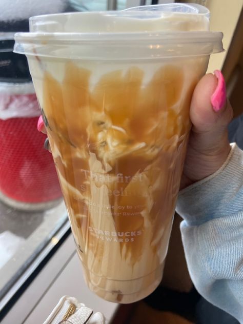 This drink is a (Venti iced white mocha with sweet cream foam on top,with Extra caramel drizzle inside and on top) #starbucks Venti Iced White Mocha, Sweet Cream Foam, Iced White Mocha, Cafe Recipes, Starbucks Rewards, Caramel Drizzle, White Mocha, Starbucks Drink, Sweet Cream