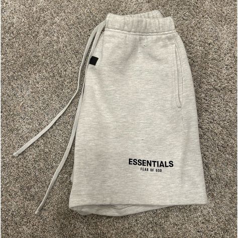 Essentials Fog Light Oatmeal Sweat Shorts Lightly Worn Size Men’s Xs. Runs Big So Order If A Size S Or M. 100% Authentic From Stockx And Willing To Accept Offers Ee Shorts, Sweat Aesthetic, Sweat Shorts Outfit, Cool Sweatpants, Sweat Shorts Men, Essentials Shorts, Essential Shorts, Graphic Shorts, H And M