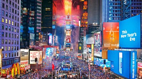 Watch the ball drop on New Years in New York Times Square Ball Drop, New York New Years Eve, New Years Eve Events, New Years Eve Ball, New Years Eve Fireworks, Nyc Times Square, Voyage New York, New Year's Eve Celebrations, Ring In The New Year