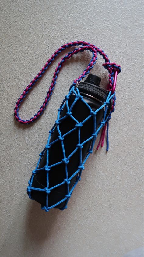 Macrame Water Bottle Holder Diy, Macrame Water Bottle Holder Diy Tutorial, Water Bottle Macrame, Paracord Water Bottle Holder Diy, Macrame Bottle Holder, Crochet Waterbottle Holder, Pola Macrame, Paracord Diy, Crochet Vest Pattern