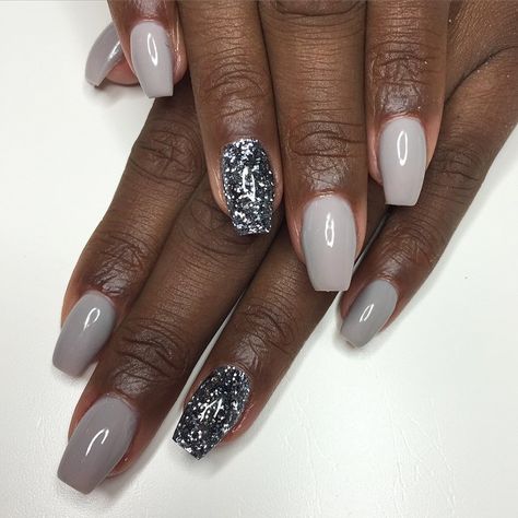 Grey polish & dark grey glitter☻ Grey Acrylic Nails, Grey Nails, Colors For Dark Skin, Stylish Nails Designs, Short Square Acrylic Nails, Gray Nails, Cute Gel Nails, Girls Nails, Square Acrylic Nails