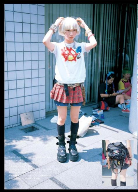 Japanese Grunge Fashion, 90s Japanese Fashion, 90s Harajuku, Mode Harajuku, Japanese Punk, Fruits Magazine, Mode Grunge, 일본 패션, Harajuku Fashion Street