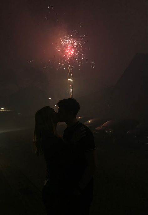 Couple foto op New Year’s Eve - Firework Black And White Kiss Aesthetic, New Year Kiss Aesthetic, Couples On New Years, New Years Couple Goals, New Years Eve With Boyfriend, New Year Eve Couple Pictures, New Years Eve Kiss Aesthetic, Couple Nye Photo, New Years Aesthetic Couple