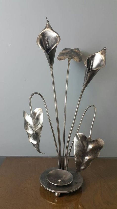 Manualidades con papel de aluminio y latas de aluminio para reciclar - KENA Lily Sculpture, Forging Ideas, Welding Projects Ideas, Sculpture Candle, Metal Sculpture Artists, Metal Roses, Flower Candle Holder, Welding Art Projects, La Forge