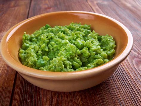 A quick and easy version of mushy peas that uses frozen peas instead of the more traditional dried marrowfat peas. Mushy Peas Recipe, Green Peas Recipe, Bacon Salt, Hp Sauce, Mushy Peas, Peas Recipe, Keto Side, Popular Side Dishes, Savory Pies