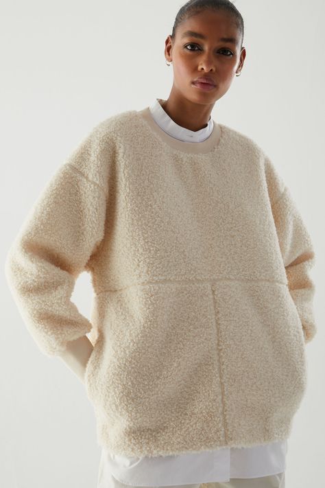 Fuss-free and comfort-focused. Made from a fleece wool mix, this teddy sweatshirt is elevated with a subtle panelled design. #teddy #fussfree #fleece #style #fashion Collar Under Sweater, Mode Mantel, Beige Sweatshirt, Teddy Fleece, Grey Outfit, Creation Couture, Looks Street Style, Shirt Collar, Colorful Fashion