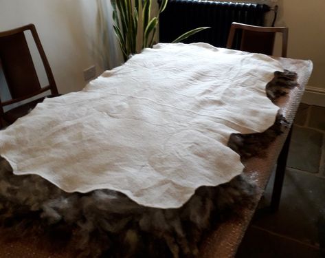 How Do I Make a Vegetarian Sheepskin Rug? Guide. Raw Wool Crafts, Sheep Rug, Homemade Rugs, Fleece Projects, Felting Tutorial, Diy Wool, Art Yarn Handspun, Rug Guide, Wet Felt