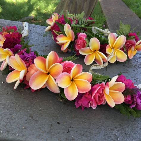 Hawaiian Flower Arrangements, Frangipani Wedding, Plumeria Lei, Tropical Wedding Centerpieces, Prom 23, Hawaiian Leis, Leaf Craft, Party Colors, Rose Flower Crown