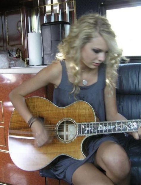 Taylor Swift Rares, Taylor Swift Pics, Taylor Swift Country, Rare Taylor Swift, Merry Swiftmas, Debut Era, Young Taylor Swift, Baby Taylor, Feeling 22