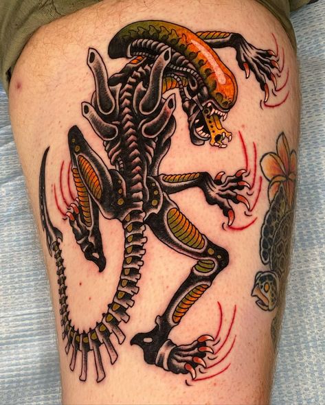 Traditional design alien for men Body Horror Tattoo Ideas, Mmm Chezburger, Alien Tattoo Ideas, Xenomorph Tattoo, Tattoo Alien, Alien Tattoos, Science Tattoo, Flash Drawing, Tattoo Catalog