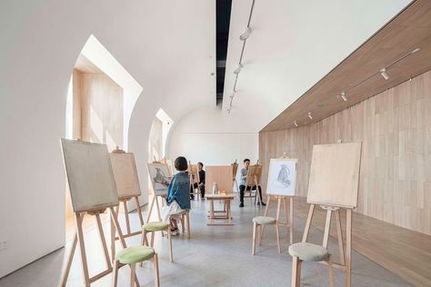 Architecture 🏠’s Instagram photo: “Cambered Ceiling Drawing Studio is located in an old business building. The interior design takes advantage of the limited space creating…” Ceiling Drawing, Drawing Studio, Governors Island, Galleries Architecture, Art Studio Design, Art Gallery Interior, Architecture Concept Diagram, Studios Architecture, Studio Interior Design