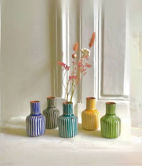 Ceramic Vases Diy, Funky Vases, Ceramic Cafe, Painted Ceramic Plates, Ceramics Pottery Vase, Pottery Patterns, Colorful Pottery, Colorful Ceramics, Pottery Crafts