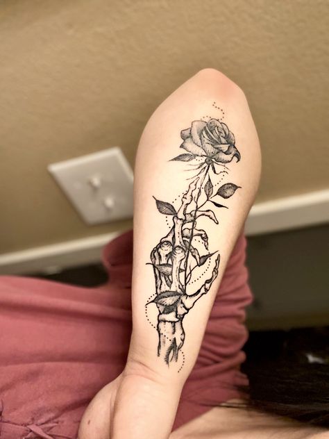 Floral Skeleton Tattoos For Women, Tattoos That Go With Skulls, Skeleton Holding Flowers Tattoo, Black And Grey Tattoos For Women, Tattoos About Surviving, Floral Skeleton Tattoo, Rose Memorial Tattoo, Spooky Floral Tattoo, Pretty Skull Tattoos