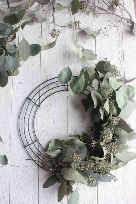 Fresh Eucalyptus Wreath DIY Eucalyptus Wreath Diy, Eucalyptus Diy, Living Wreath, Dried Wreath, Homemade Wreaths, Easy Wreaths, Easy Diy Wreaths, Diy Spring Wreath, Fresh Eucalyptus