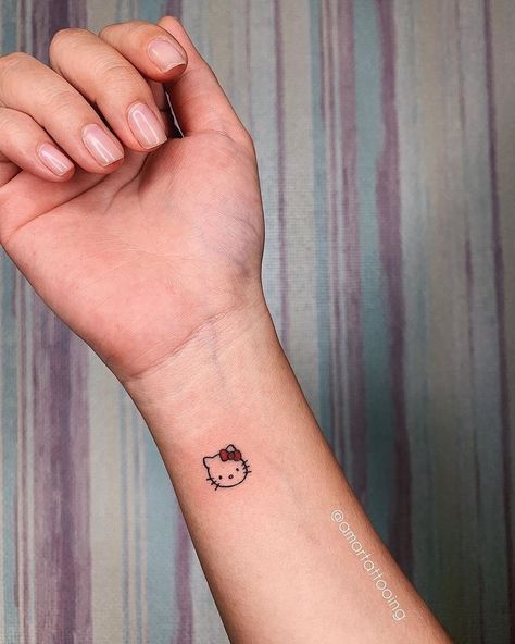 Small Hello Kitty Tattoo, Tatuaje Hello Kitty, Small Hello Kitty, Hello Kitty Tattoo, Kitty Tattoos, Tattoo On Wrist, Emo Tattoos, Stick Poke Tattoo, Kitty Tattoo