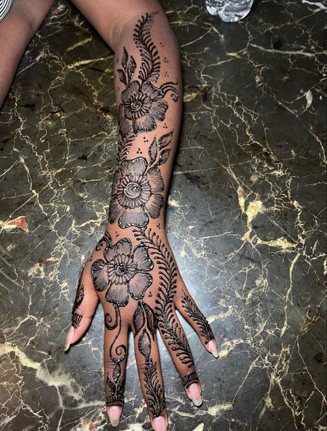 Henna Flower Hand Designs, Virgo Henna Tattoo, Henna Styles For Eid, Henna Designs For Birthday, Henna Designs For Prom, Henna Designs Hand On Dark Skin, Henna Tattoo Designs On Dark Skin, Both Hand Henna Designs, Henna Tattoo Designs Arm Butterfly