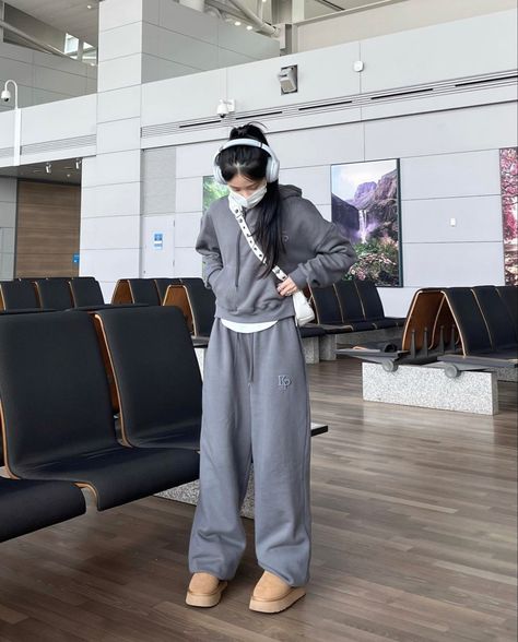 xxixuuu on ig Airport Outfit Comfy Long Flight, Ulzzang Fashion Casual, Long Flight Outfit, Airport Outfit Comfy, Airport Outfit Winter, Plane Outfit, Comfy Airport Outfit, Flight Outfit, Japan Outfits