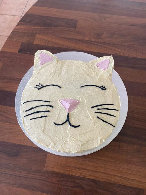 Easy Cat Birthday Cake Ideas, Cat Face Cakes Birthday, Easy Kitty Cake, Cat Decorated Cake, Easy Cat Cakes For Kids, Simple Cat Cake Ideas, Cat Cake Diy, Cat Theme Cake Kid Birthdays, Easy Cat Cake Birthday