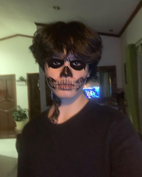 Mens Halloween Skeleton Makeup, Masculine Costumes Halloween, Halloween Face Paint Ideas Men, Halloween Costume Face Paint, Male Skeleton Makeup, Skeleton Makeup Boy, Skull Face Makeup Men, Masculine Halloween Costumes, Male Skull Makeup