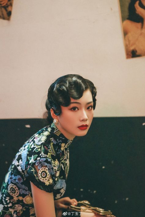 Shanghai Hairstyle Vintage, Old Shanghai Hairstyle, Cheongsam Aesthetic, Qipao Hairstyle, Cheongsam Hairstyle, Modern 60s Fashion, Old Shanghai Style, Finger Wave Hair, 50s Hairstyles