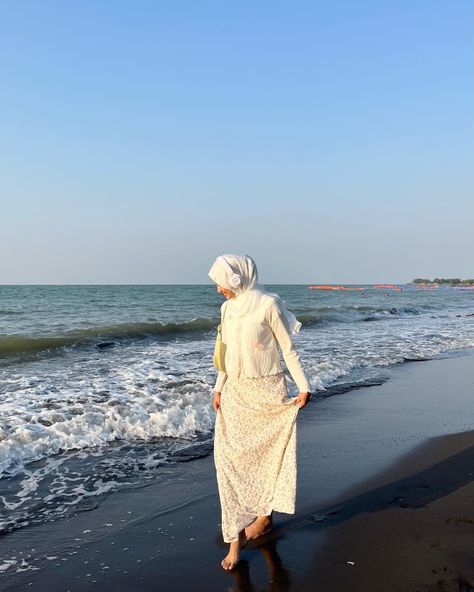 Hijab Beach Aesthetic, Beach Outfit Korean Style, Ootd Mantai, Outfit Mantai, Beach Hijab Outfit Ideas, Hijab Beach Outfit, Hijabi Beach Outfit, Pantai Outfit, Bali Outfit