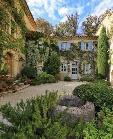 French Notes, French Homes, Mediterranean Garden Design, France Vacation, Exterior Inspiration, Rustic Italian, Mediterranean Design, Italian Countryside, Italian Garden