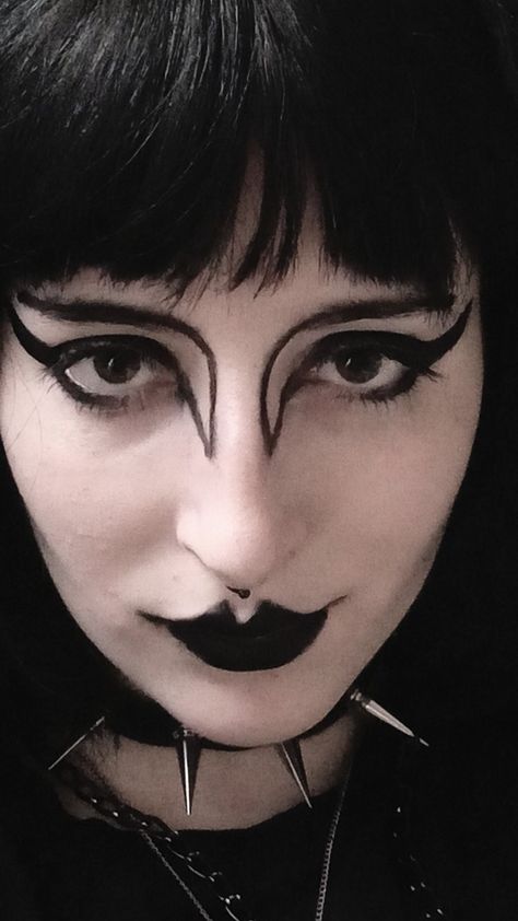 Pointy Eyebrows Goth, Goth Makeup Simple, Trad Goth Makeup 80s, Gothic Make Up, Edgy Makeup Looks, Trad Goth Makeup, Goth Eye Makeup, 80s Makeup, Trad Goth