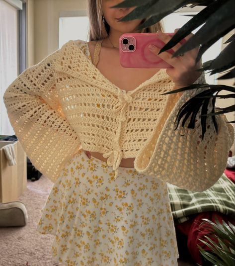 Crocheted summer top in a light ecru color with long bell sleeves and alternating rows of double crochet. Crochet Rows, Crochet Shirt Pattern, Crochet Kingdom, Crochet Outfits, Fluffy Cardigan, Crochet Crop Top Pattern, Beginner Crochet Tutorial, Crochet Clothing And Accessories, Crochet Shrug