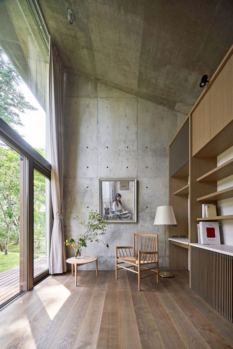 Concrete Minimalist House, Japan Interior, Small Lounge, Nagano Japan, Concrete Interiors, Karuizawa, Concrete Houses, Concrete Home, Concrete Roof