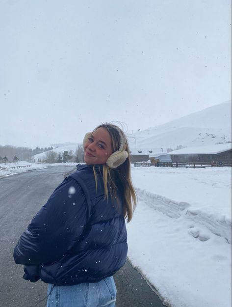 Winter Pictures Aesthetic Instagram, Winter Solo Photoshoot, Winter Pictures To Recreate, Cute Snow Photos, Cute Snow Pics Photo Ideas, Winter Insta Post Ideas, Alaska Pictures Ideas, Alaska Instagram Pics, Snowy Picture Ideas