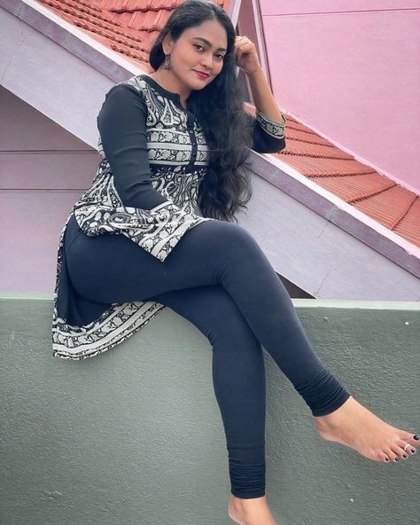 Leggings Kurti, Female Celebrity Fashion, Hot Dresses Tight, Hot Leggings, Pakistani Fashion Party Wear, Leggings Outfit, Hot Women Dress, Kurta Designs Women, Beautiful Dresses Short