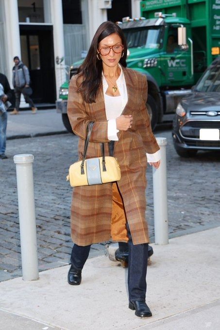 ❦ on X: "bella hadid wearing prada saffiano leather perforated barrel bag https://t.co/S1qAiY7JOh" / X Prada Bag Outfit, Shopping In New York, Celebrity Bags, Bella Hadid Street Style, Isabella Hadid, Best Winter Outfits, Bella Hadid Outfits, Rihanna Style, Bella Hadid Style