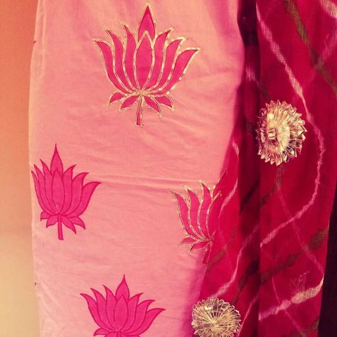 Gotapatti Suit, Lehriya Dupatta, Flower Dupatta, Eco Printing Textiles, Dupatta Painting, Block Print Designs, Suits Ideas, Embroidery Fashion Detail, Embroidery Boutique