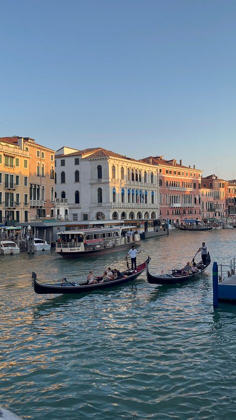 gondola ride in venice Venice Boat, Gondola Boat, Venice Gondola, Nothing Gold Can Stay, Gondola Ride, Venice Painting, Boat Ride, Venice Italy, Oh The Places Youll Go