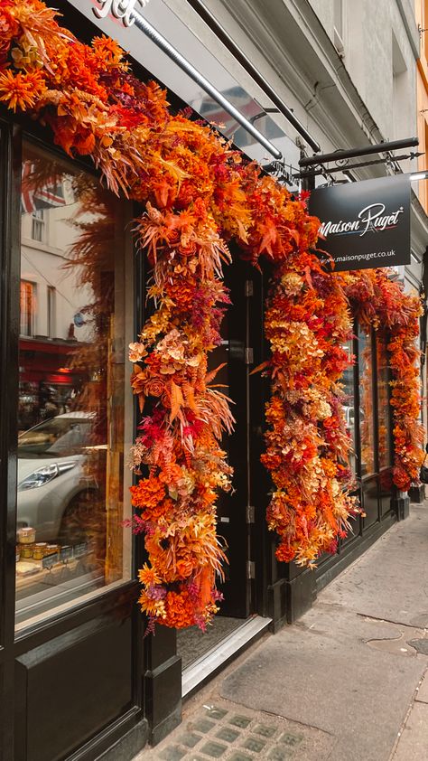 Fall Decor For Restaurant, Store Front Fall Decorating Ideas, Fall Shop Displays, Autumn Shop Window Display, Fall Boutique Window Display, Fall Retail Display Ideas, Thanksgiving Window Display, Fall Window Display Store Fronts, Autumn Window Display Retail