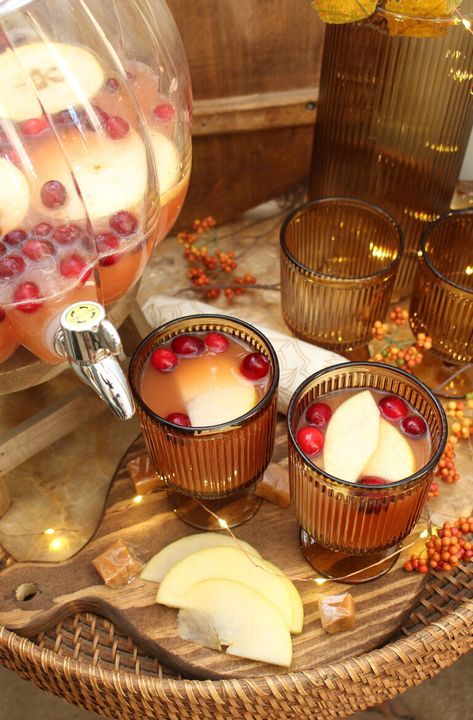 Delicious apple cider punch. Quick and easy to make for any fall or Thanksgiving celebration! #falldrinks #Thanksgivingdrinks #fallpunch #applecider Apple Cider Wedding, Autumn Dinner Party Recipes, Thanksgiving Cider, Fall Punch, Cider Punch, Apple Cider Bar, Fall Apple Cider, Christmas Party Menu, Apple Cider Punch