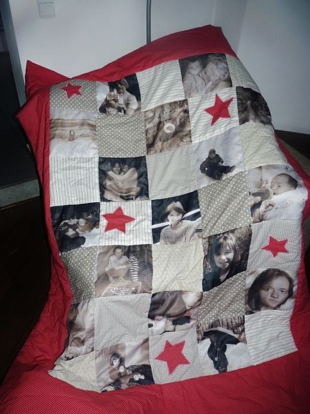 How to Make a Photo Quilt in 15 Steps Fleece Sewing Projects, Photo Quilts, Picture Blanket, Sewing Fleece, Blanket Ideas, Memory Crafts, Memory Pillows, Picture Quilts, Memory Quilt