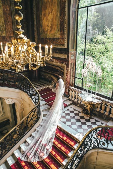 Weding Decoration, Luxurious Staircase, Paris Wedding Venue, Best Places To Get Married, Wedding Paris, Luxury Staircase, Wedding In Paris, Luxury Mansions Interior, Unique Destination Wedding