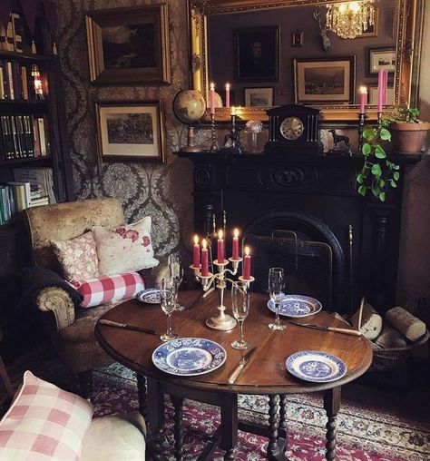 Dark English Cottage, Library Dining Room Combo, Library Dining Room, English Cottage Living Room, Cottage Library, Home Decor Cozy, English Interior, English Country Decor, English Decor