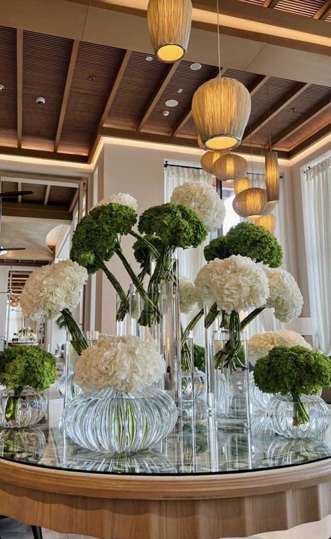 Hotel Lobby Decoration Ideas, Entrance Table Flower Arrangement, Hamptons Flower Arrangements, Wedding Hortensia Decoration, Lobby Floral Arrangements, Round Table Flower Arrangements, Lobby Flower Arrangement, Foyer Centerpiece, Hotel Lobby Flowers