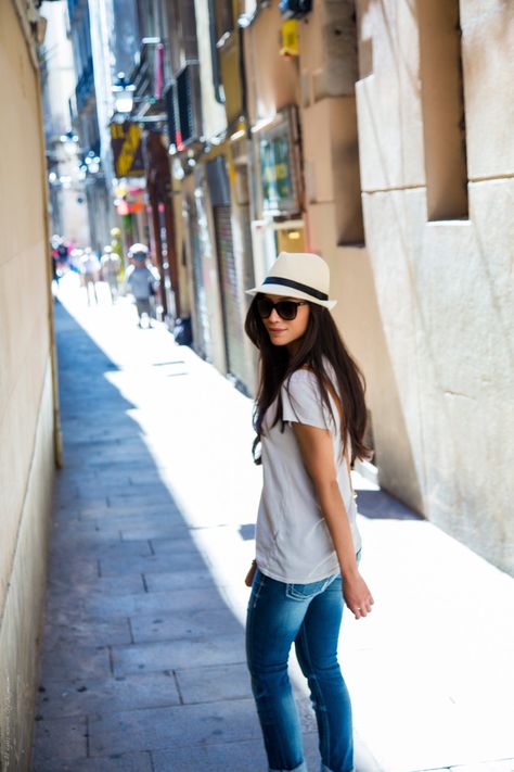 Walking along the streets of Barcelona - Stylislyme Casual Fedora With Upf 50+ For Vacation, Summer Fedora With Upf 50+ For Vacation, Upf 50+ Fedora For Travel And Vacation, Travel Fedora With Upf 50+ For Vacation, Summer Beach Fedora (one Size Fits Most), Travel Style Spring, European Travel Outfit, Travel Clothes Women, Travel Outfit Summer