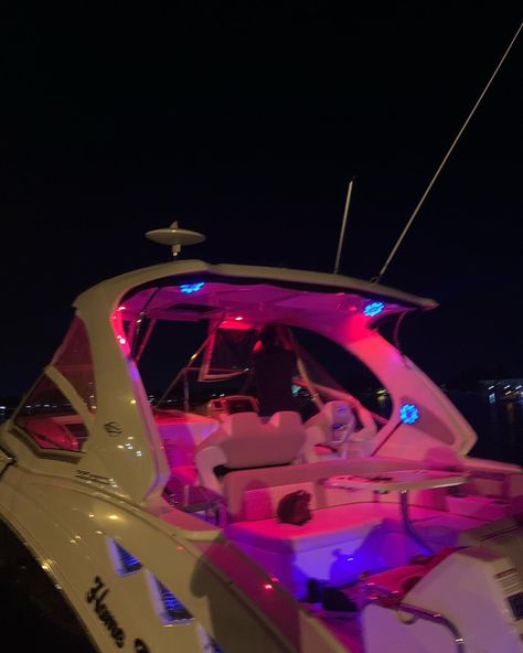 Pink Yacht Party, Pink Boat Aesthetic, Birthday On Yacht, Pink Boat Party, Yacht Party Aesthetic, Yacht Night, Pink Yacht, Yacht Birthday, Summer Yacht