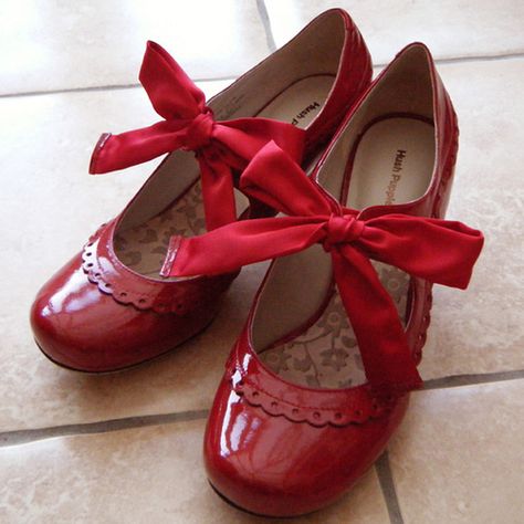 Red Vintage Shoes, Cute Red Shoes, Dorothy Red Shoes, Dorothy Shoes, The Red Shoes, Sneaker Outfits Women, Bow Shoes, Shoe Art, Fashion High Heels