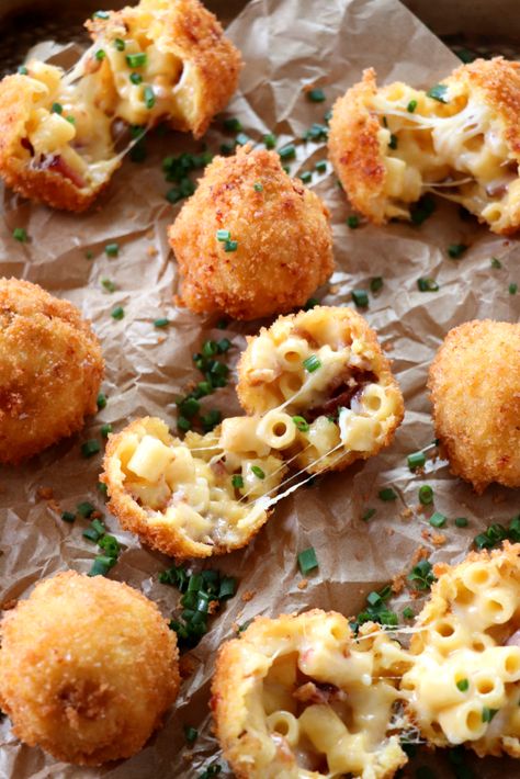 Football Mac And Cheese, Easy Mac And Cheese Recipe, Superbowl Foods, Mac N Cheese Bites, Fried Macaroni, Ravioli Dough, Mac N Cheese Balls, Fried Bacon, Carb Loading