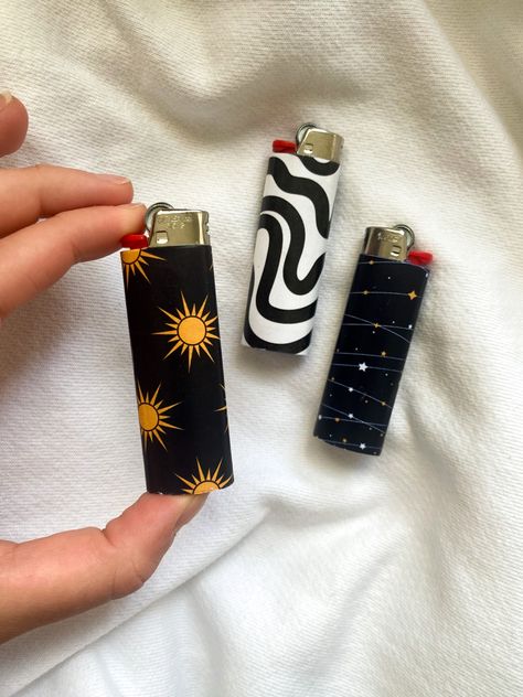 Painted Lighter Aesthetic, Lighter Paintings, Lighter Paintings Ideas, Pretty Lighters, Lighter Ideas, Lighter Design, Lighter Art, Custom Lighters, Cool Lighters