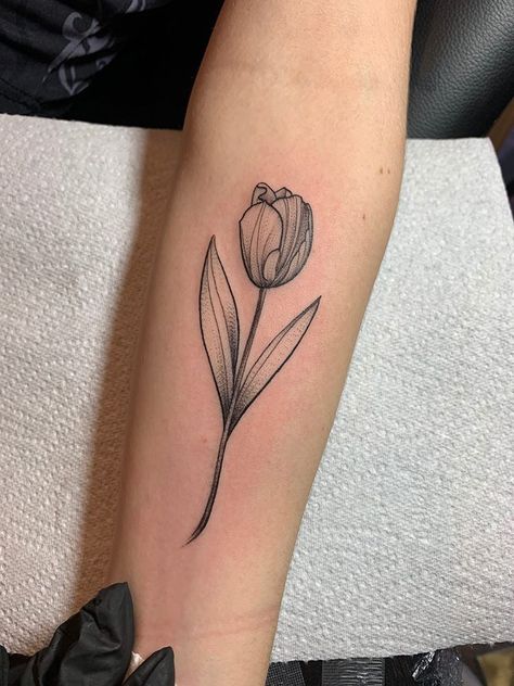 Tulip Tattoo Black And White, Tulip Vase Tattoo, Tulip Tattoo Traditional, Tulips Tattoo, Amsterdam Flowers, Traditional Tattoo Flowers, Tulip Tattoo, Flower Tattoo Drawings, Chic Tattoo